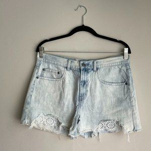 Sun & Shadow / Light Wash Distressed Denim Shorts